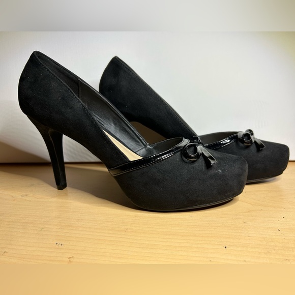 Black Heels With Bow. - Picture 3 of 3